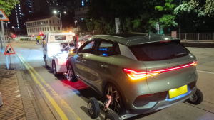 鬥士拖車平板拖車正在拖運故障車輛